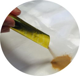 NANOカプセルを袋から出す様子